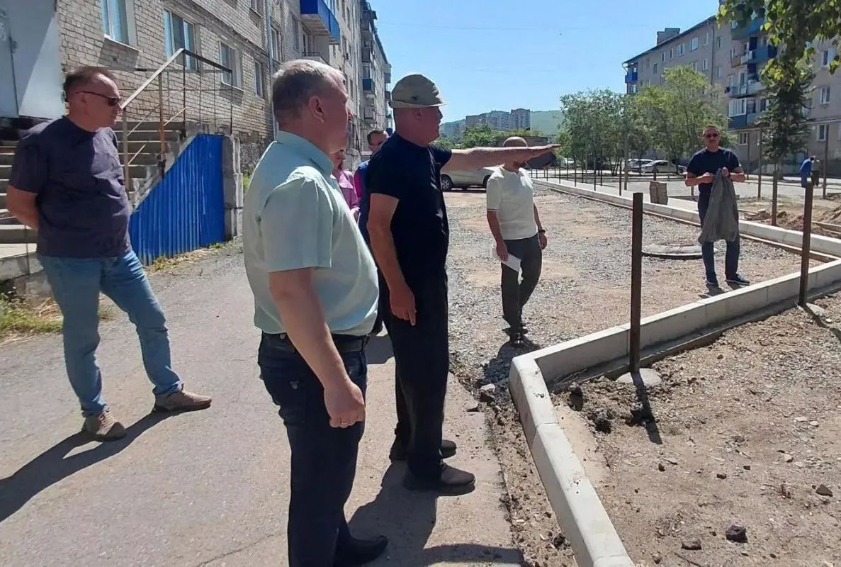 Ещё один шаг к созданию комфортной городской среды: депутат Думы Читы проверил ход благоустройства двора на улице Ползунова Ещё один шаг к созданию комфортной городской среды: депутат Думы Читы проверил ход благоустройства двора на улице Ползунова