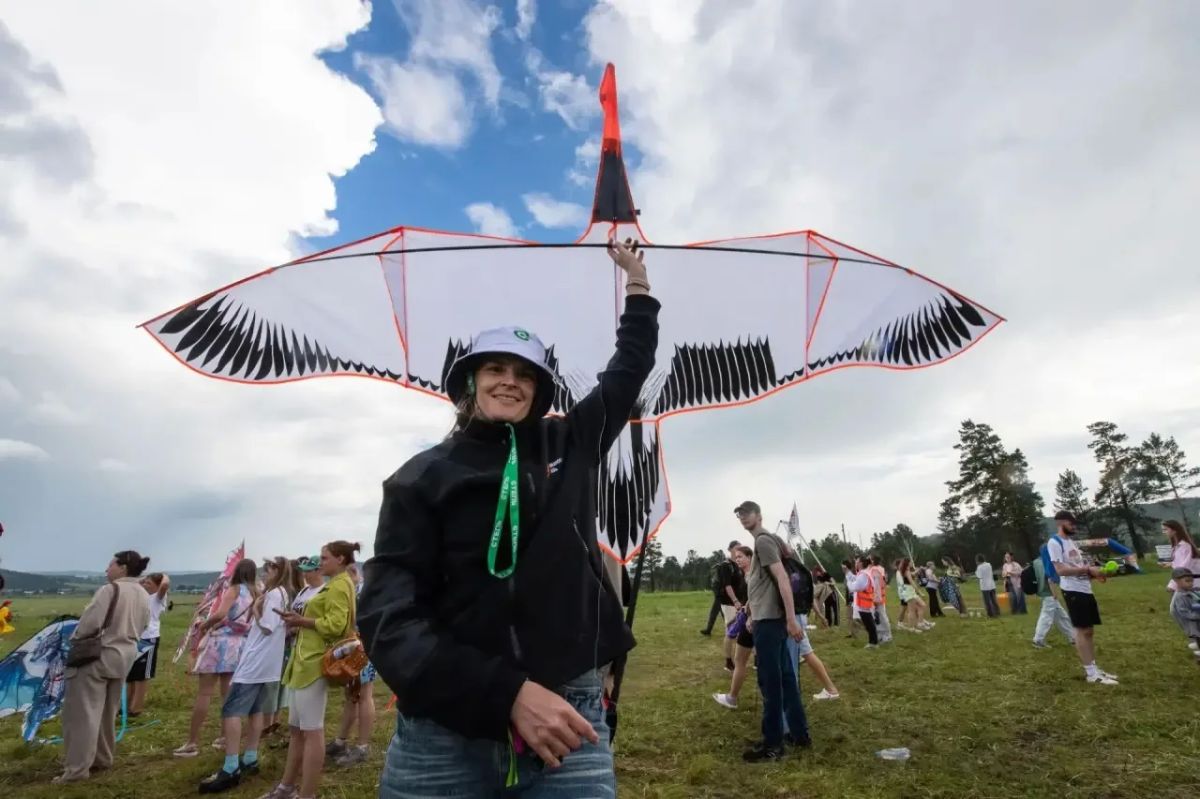 Готовы увидеть шоу парашютистов, парящих воздушных змеев и греющие душу улыбки гостей второго дня фестиваля «Степь»? Готовы увидеть шоу парашютистов, парящих воздушных змеев и греющие душу улыбки гостей второго дня фестиваля «Степь»?