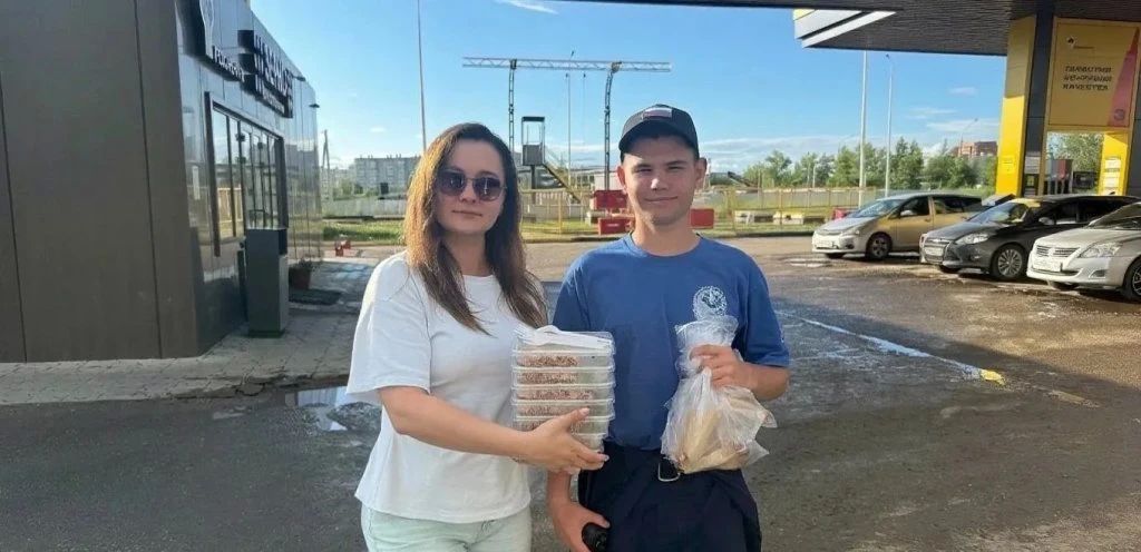 Волонтеры Единой России развозят еду добровольцам на АЗС в Чите Волонтеры Единой России развозят еду добровольцам на АЗС в Чите