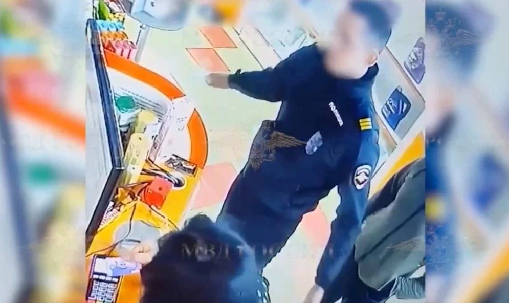 Забайкалец в форме полицейского заправил личный автомобиль на АЗС вне очереди Забайкалец в форме полицейского заправил личный автомобиль на АЗС вне очереди