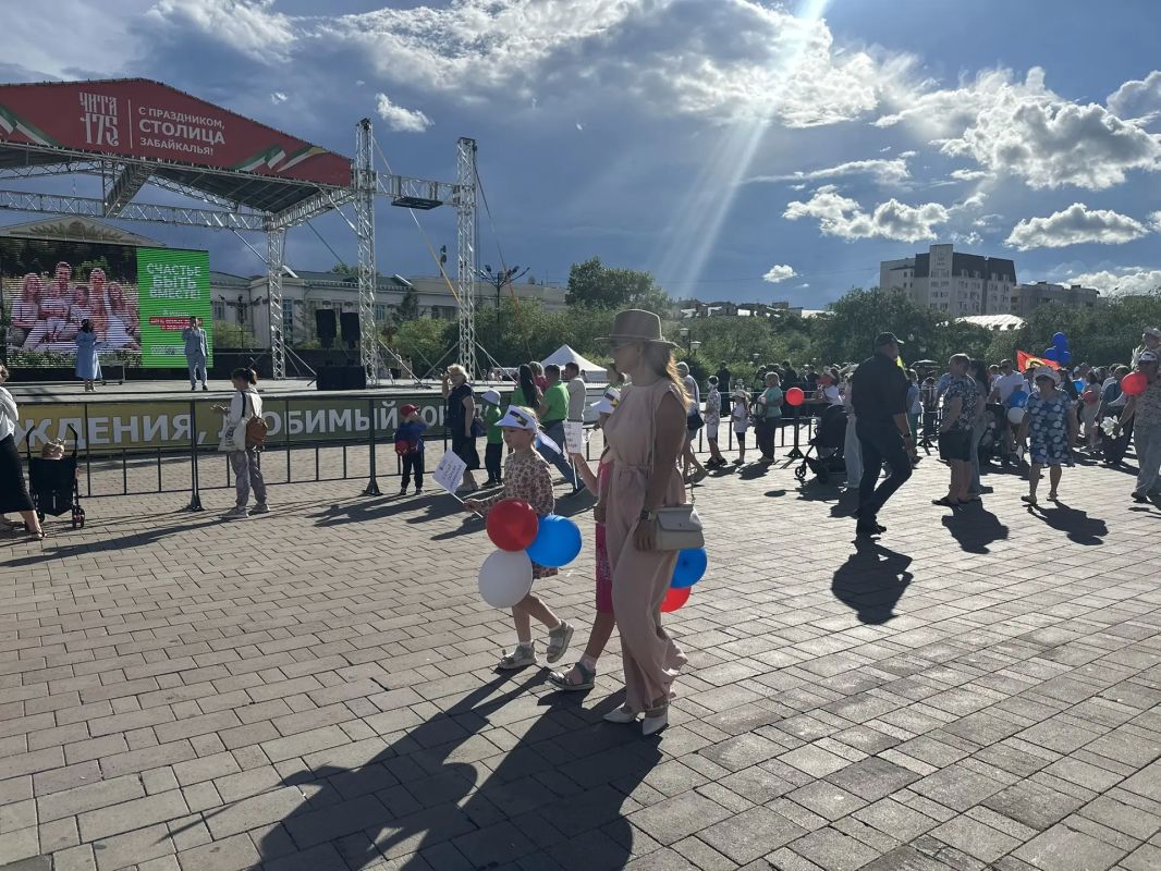 Читинцы сегодня на площади Ленина могут поиграть в забавы, попрыгать через скакалку и порисовать мелками на асфальте Читинцы сегодня на площади Ленина могут поиграть в забавы, попрыгать через скакалку и порисовать мелками на асфальте