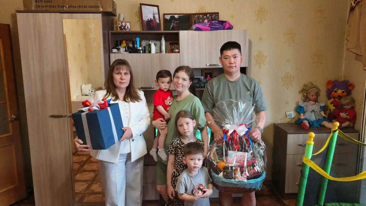 Сохраняя традиции: Руководители органов власти Забайкалья навестили многодетные семьи Сохраняя традиции: Руководители органов власти Забайкалья навестили многодетные семьи