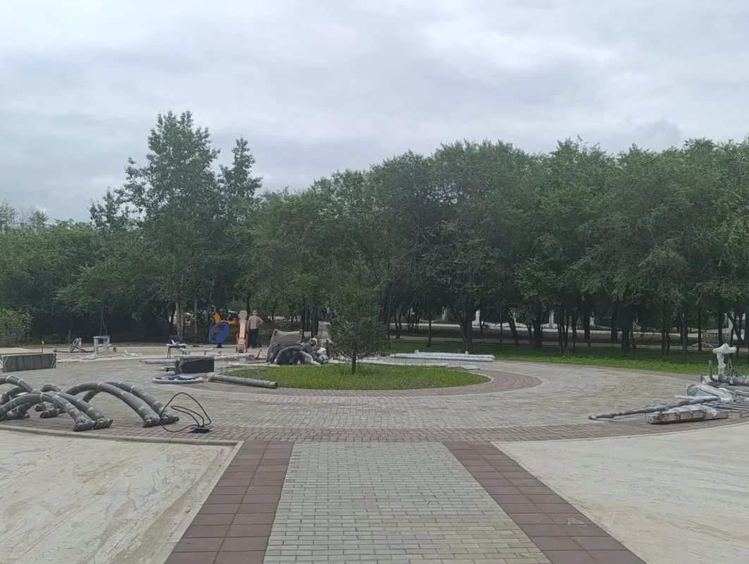 В Чите с опережением графика благоустраивают семейный сквер В Чите с опережением графика благоустраивают семейный сквер