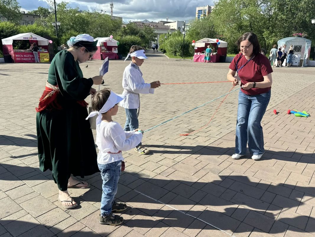 Читинцы сегодня на площади Ленина могут поиграть в забавы, попрыгать через скакалку и порисовать мелками на асфальте Читинцы сегодня на площади Ленина могут поиграть в забавы, попрыгать через скакалку и порисовать мелками на асфальте