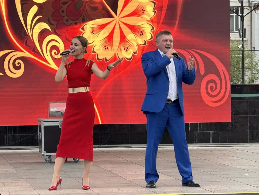 На площади Ленина прозвучали песни «Любить по-русски», «Половина сердца» и другие композиции от артистов Забайкальской краевой филармонии Гостей с праздником поздравили солисты Ольга Завьялова и Максим Среда На площади Ленина прозвучали песни «Любить по-русски», «Половина сердца» и другие композиции от артистов Забайкальской краевой филармонии Гостей с праздником поздравили солисты Ольга Завьялова и Максим Среда