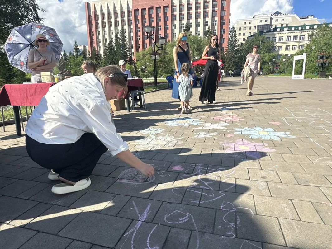 Читинцы сегодня на площади Ленина могут поиграть в забавы, попрыгать через скакалку и порисовать мелками на асфальте Читинцы сегодня на площади Ленина могут поиграть в забавы, попрыгать через скакалку и порисовать мелками на асфальте
