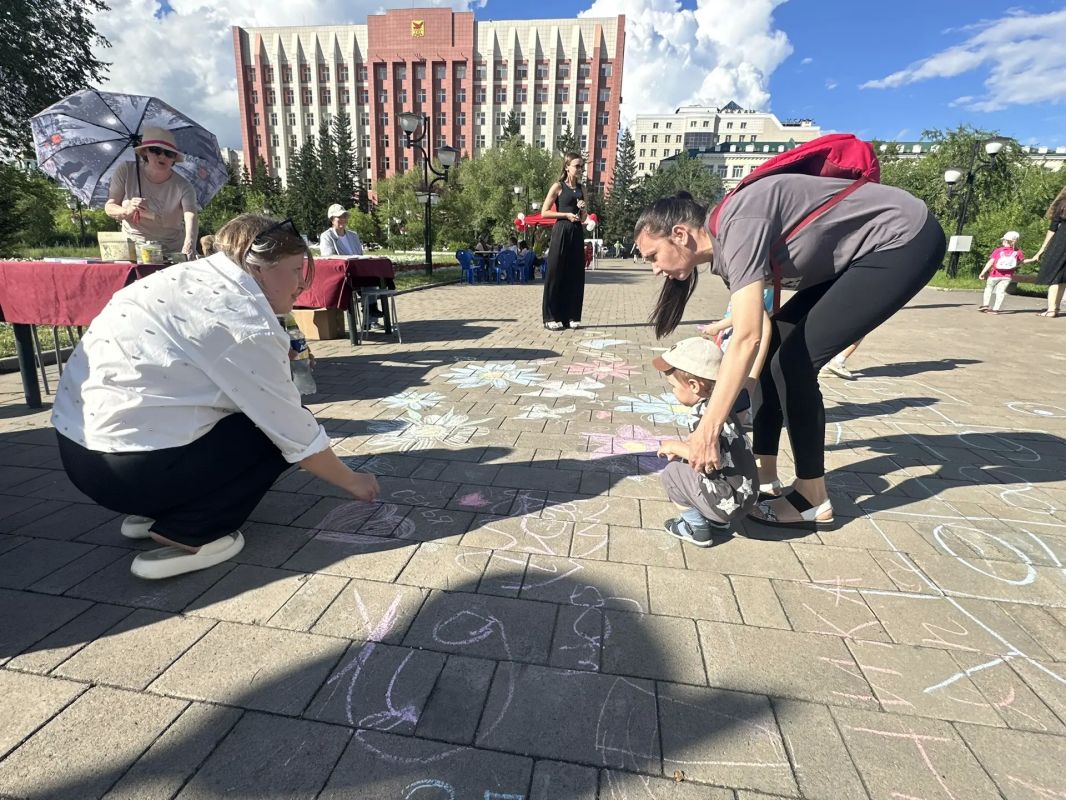 Читинцы сегодня на площади Ленина могут поиграть в забавы, попрыгать через скакалку и порисовать мелками на асфальте Читинцы сегодня на площади Ленина могут поиграть в забавы, попрыгать через скакалку и порисовать мелками на асфальте