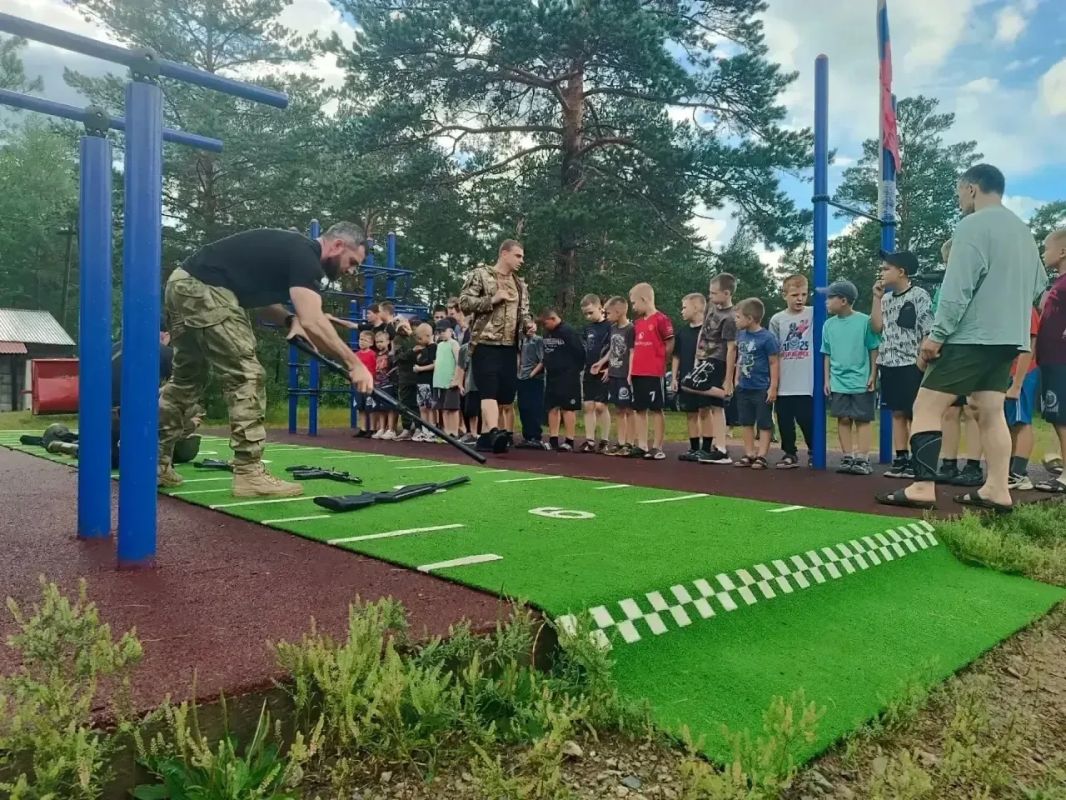 «День безопасности» прошел в спортивном лагере «Багульник» В спортивном лагере «Багульник» прошел «День безопасности», объединивший «Урок мужества» и практическую отработку действий при условной террористической угрозе «День безопасности» прошел в спортивном лагере «Багульник» В спортивном лагере «Багульник» прошел «День безопасности», объединивший «Урок мужества» и практическую отработку действий при условной террористической угрозе