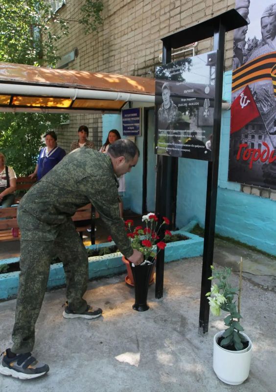 В Чернышевске увековечили память Игоря Андреевича Бычкова — ветеринарного врача и героя СВО, отдавшего жизнь за Родину В Чернышевске увековечили память Игоря Андреевича Бычкова — ветеринарного врача и героя СВО, отдавшего жизнь за Родину