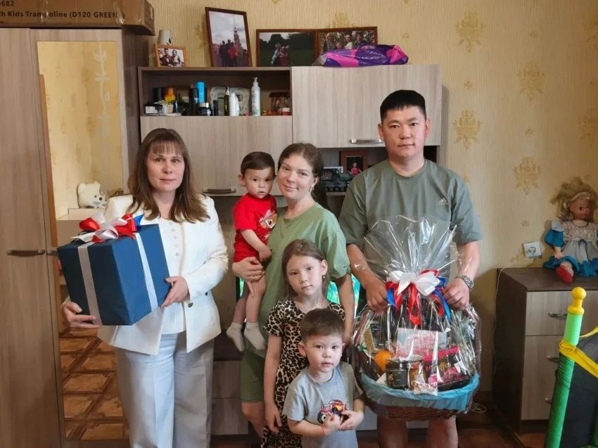 В День семьи, любви и верности исполняющая обязанности заместителя председателя Правительства Забайкальского края Наталья Тумурова навестила многодетную семью Дамбаевых