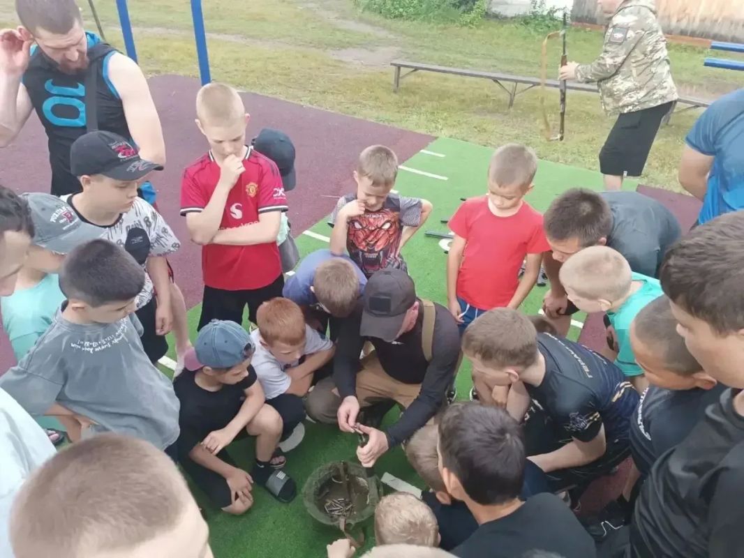 «День безопасности» прошел в спортивном лагере «Багульник» В спортивном лагере «Багульник» прошел «День безопасности», объединивший «Урок мужества» и практическую отработку действий при условной террористической угрозе «День безопасности» прошел в спортивном лагере «Багульник» В спортивном лагере «Багульник» прошел «День безопасности», объединивший «Урок мужества» и практическую отработку действий при условной террористической угрозе