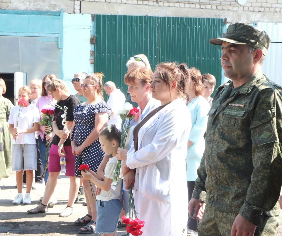 В Чернышевске увековечили память Игоря Андреевича Бычкова — ветеринарного врача и героя СВО, отдавшего жизнь за Родину В Чернышевске увековечили память Игоря Андреевича Бычкова — ветеринарного врача и героя СВО, отдавшего жизнь за Родину