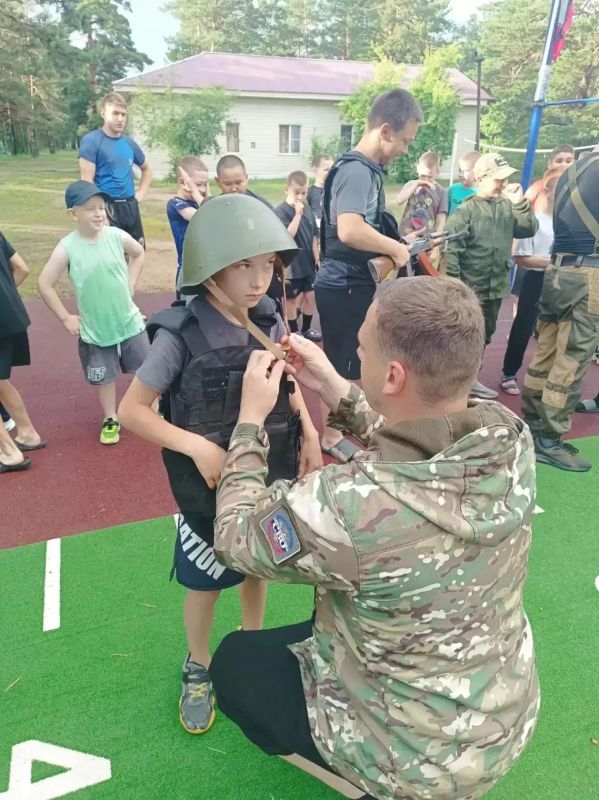 «День безопасности» прошел в спортивном лагере «Багульник» В спортивном лагере «Багульник» прошел «День безопасности», объединивший «Урок мужества» и практическую отработку действий при условной террористической угрозе «День безопасности» прошел в спортивном лагере «Багульник» В спортивном лагере «Багульник» прошел «День безопасности», объединивший «Урок мужества» и практическую отработку действий при условной террористической угрозе