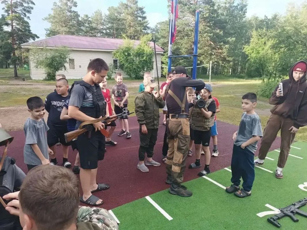 «День безопасности» прошел в спортивном лагере «Багульник» В спортивном лагере «Багульник» прошел «День безопасности», объединивший «Урок мужества» и практическую отработку действий при условной террористической угрозе «День безопасности» прошел в спортивном лагере «Багульник» В спортивном лагере «Багульник» прошел «День безопасности», объединивший «Урок мужества» и практическую отработку действий при условной террористической угрозе