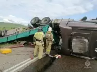 Фура перевернулась и заблокировала дорогу в Забайкалье