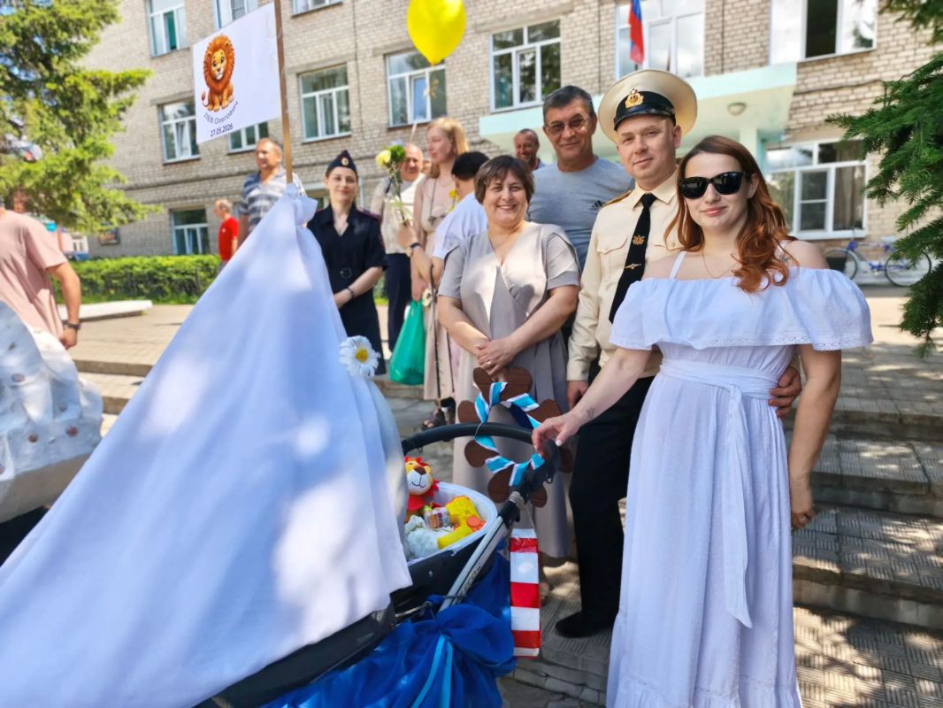 ПАРАД КОЛЯСОК В КРАСНОМ ЧИКОЕ: КРЕАТИВ, ЭМОЦИИ И СЕМЕЙНОЕ СЧАСТЬЕ ПАРАД КОЛЯСОК В КРАСНОМ ЧИКОЕ: КРЕАТИВ, ЭМОЦИИ И СЕМЕЙНОЕ СЧАСТЬЕ