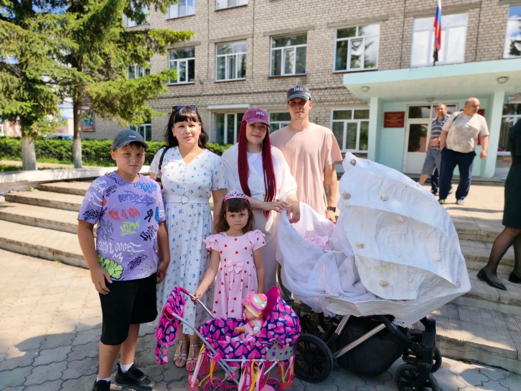 ПАРАД КОЛЯСОК В КРАСНОМ ЧИКОЕ: КРЕАТИВ, ЭМОЦИИ И СЕМЕЙНОЕ СЧАСТЬЕ ПАРАД КОЛЯСОК В КРАСНОМ ЧИКОЕ: КРЕАТИВ, ЭМОЦИИ И СЕМЕЙНОЕ СЧАСТЬЕ