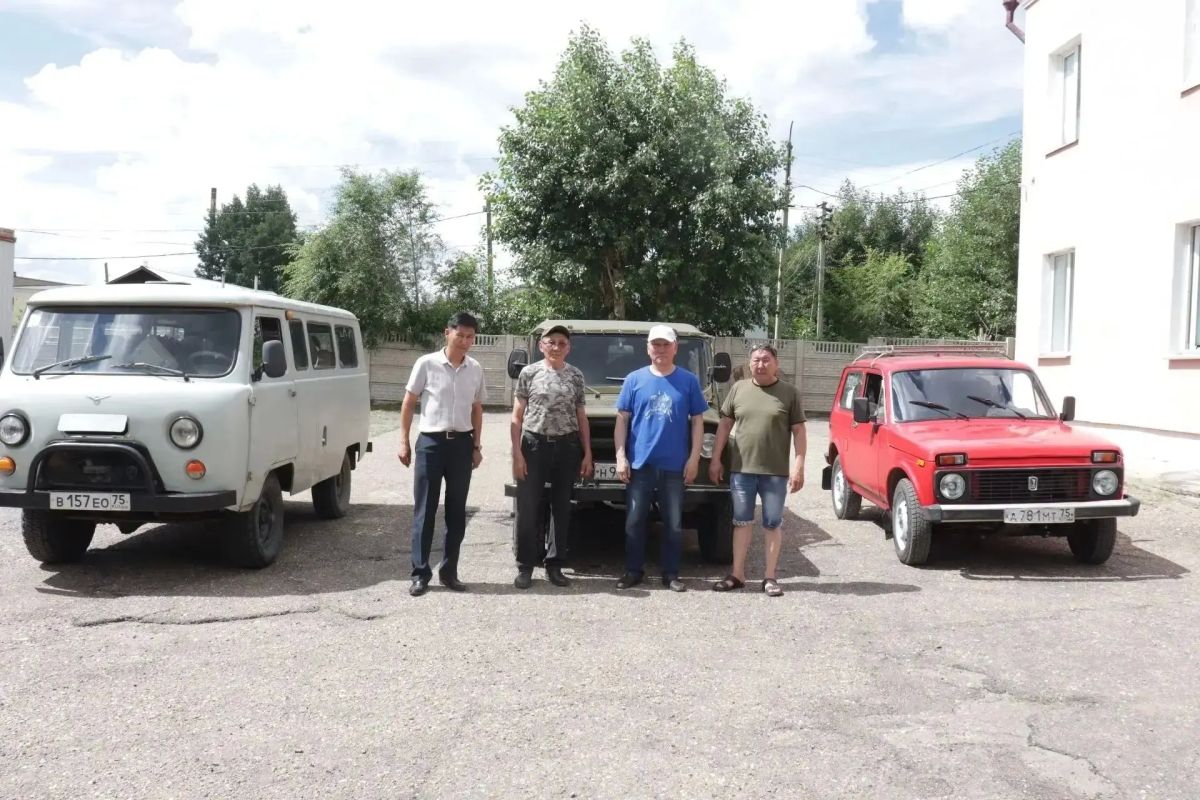 Жители Могойтуйского округа отправили в зону СВО три автомобиля