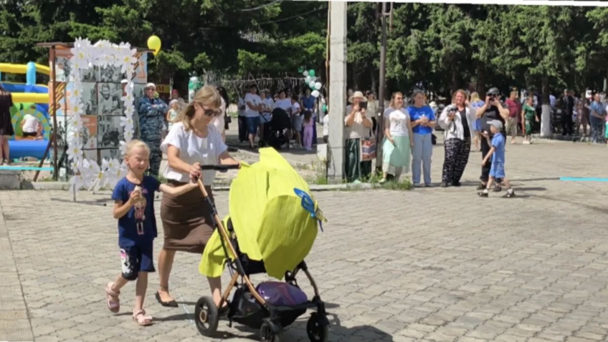 ПАРАД КОЛЯСОК В КРАСНОМ ЧИКОЕ: КРЕАТИВ, ЭМОЦИИ И СЕМЕЙНОЕ СЧАСТЬЕ ПАРАД КОЛЯСОК В КРАСНОМ ЧИКОЕ: КРЕАТИВ, ЭМОЦИИ И СЕМЕЙНОЕ СЧАСТЬЕ