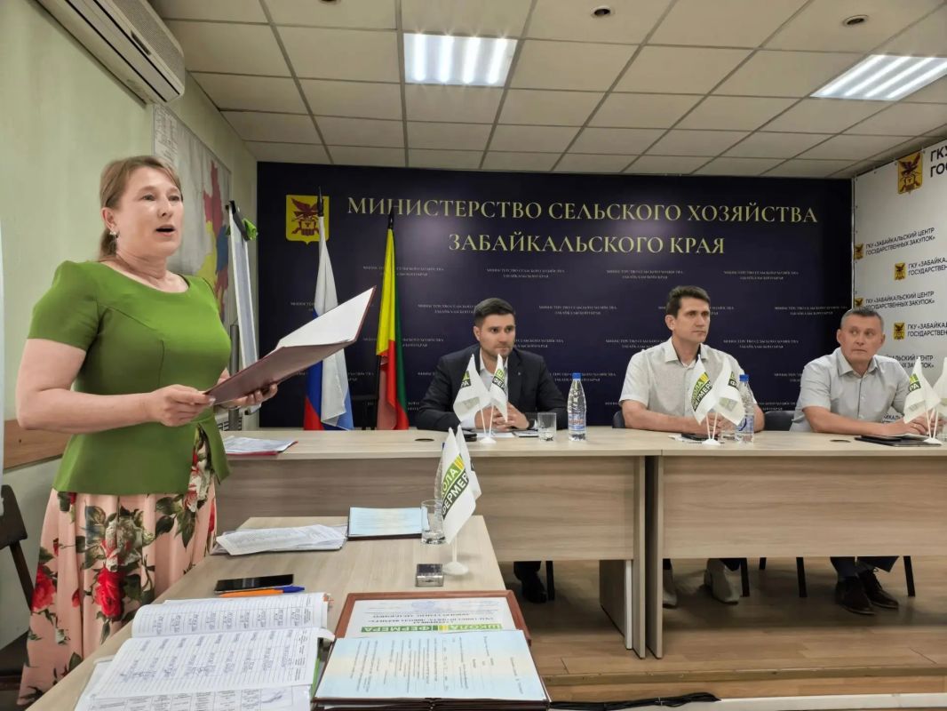 В краевом Минсельхозе вручили дипломы выпускникам шестого потока образовательного проекта для аграриев «Школа фермера» В краевом Минсельхозе вручили дипломы выпускникам шестого потока образовательного проекта для аграриев «Школа фермера»