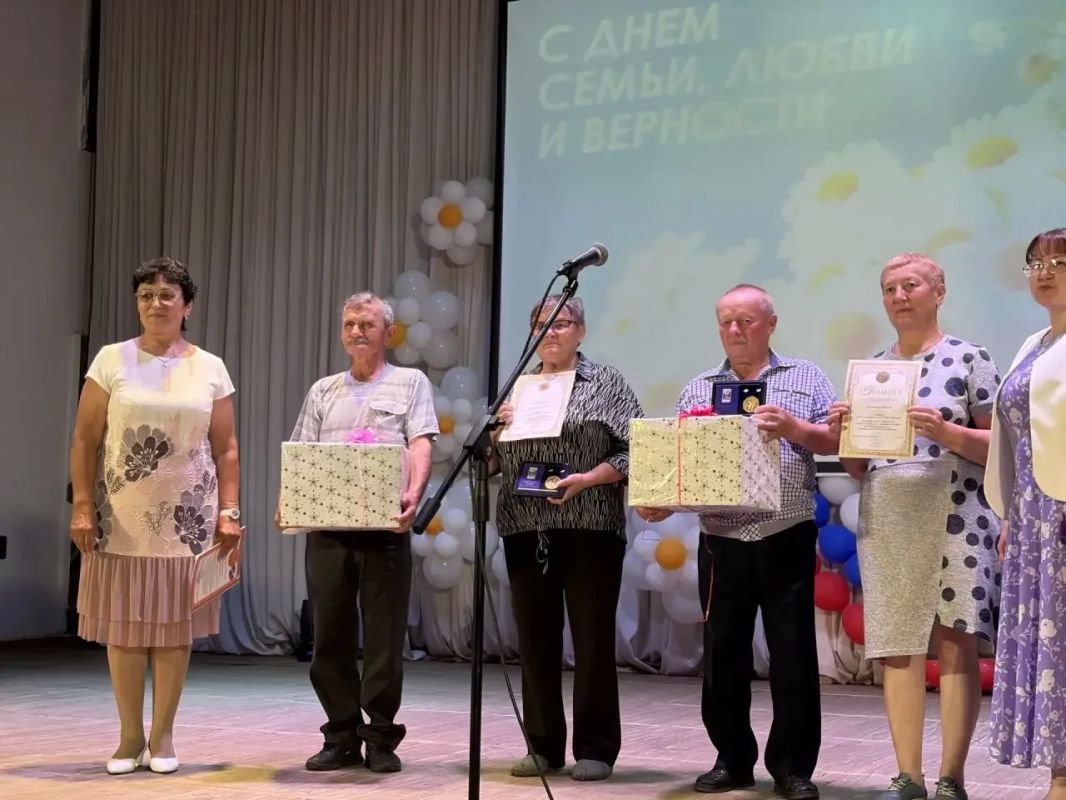 День семьи, любви и верности! 11 июля в селе Верх-Усугли прошло праздничное мероприятие, посвящённое Дню семьи, любви и верности. Этот праздник установлен Указом Президента России и уходит корнями в церковную память святых... День семьи, любви и верности! 11 июля в селе Верх-Усугли прошло праздничное мероприятие, посвящённое Дню семьи, любви и верности. Этот праздник установлен Указом Президента России и уходит корнями в церковную память святых...