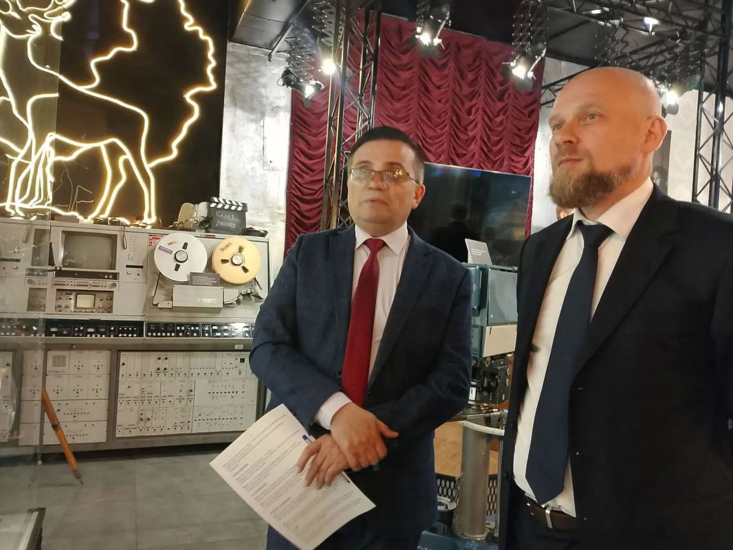 Вице-премьер Андрей Чибисов посетил Музей телевидения и радио в Чите Вице-премьер Андрей Чибисов посетил Музей телевидения и радио в Чите