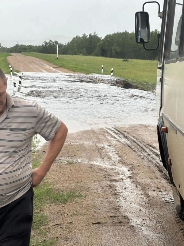 Сельчане и директор СПК спасли пассажиров из водяной ловушки в Забайкалье Сельчане и директор СПК спасли пассажиров из водяной ловушки в Забайкалье