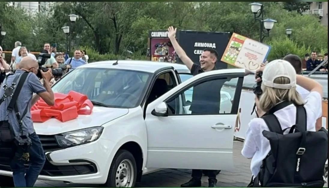 «Повезло, повезло»: чиновник выиграл авто в лотерее, которую сам же и организовывал «Повезло, повезло»: чиновник выиграл авто в лотерее, которую сам же и организовывал