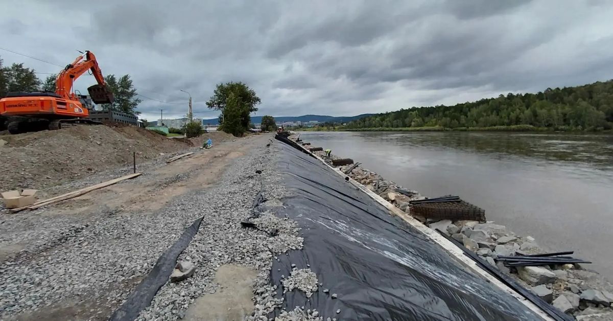 Дамбу на реке Ингода, которая должна защитить город от большой воды, подрядчик обещает сдать раньше срока Дамбу на реке Ингода, которая должна защитить город от большой воды, подрядчик обещает сдать раньше срока