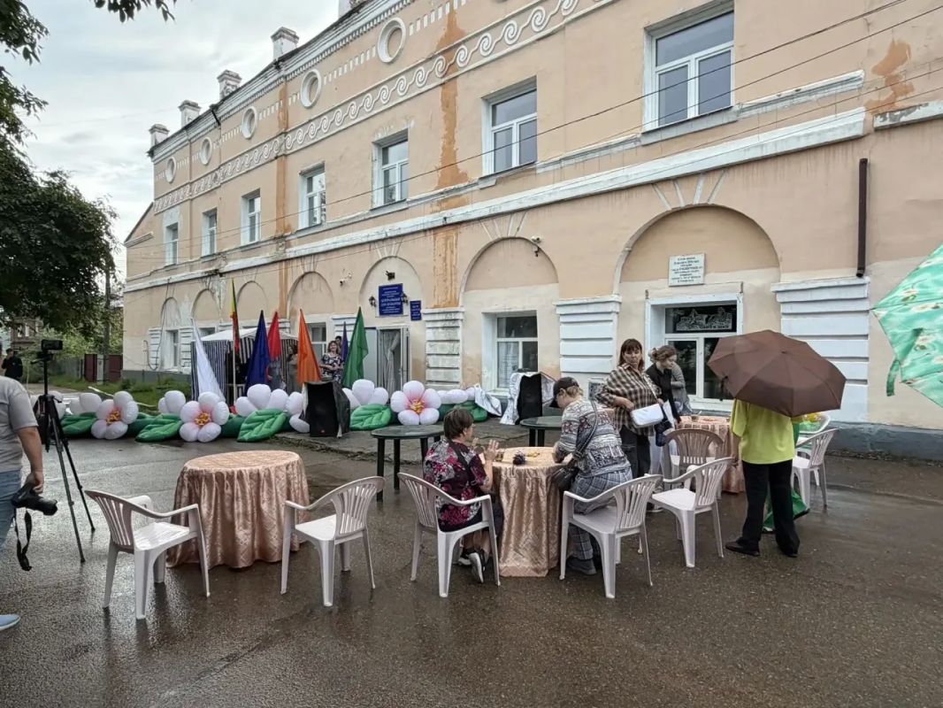 Песни 60-х годов и современные композиции летом прозвучат на «Аллее любви» в Нерчинске. Там для жителей до конца июля каждую среду и пятницу будут проводить «Концерты на закате» Песни 60-х годов и современные композиции летом прозвучат на «Аллее любви» в Нерчинске. Там для жителей до конца июля каждую среду и пятницу будут проводить «Концерты на закате»