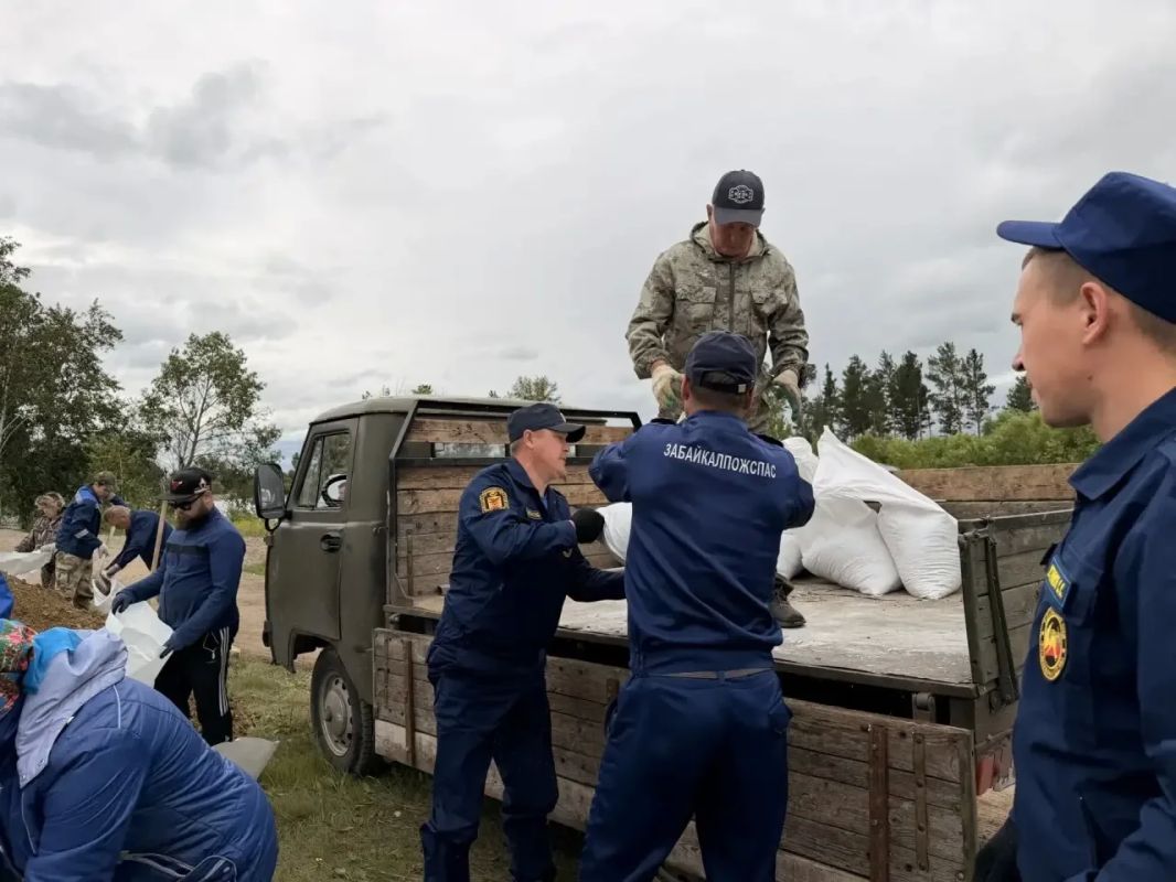 В ДНТ «Шишкино-Остров» укрепили защитную насыпь для предотвращения подтопления В связи с продолжительными осадками и повышением уровня воды в реке Чите специалисты усилили четыре участка, где существует вероятность прохода... В ДНТ «Шишкино-Остров» укрепили защитную насыпь для предотвращения подтопления В связи с продолжительными осадками и повышением уровня воды в реке Чите специалисты усилили четыре участка, где существует вероятность прохода...