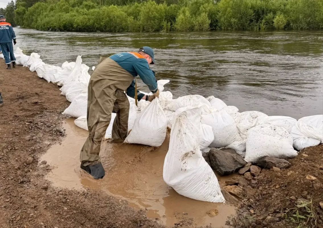 В ДНТ «Шишкино-Остров» укрепили защитную насыпь для предотвращения подтопления В связи с продолжительными осадками и повышением уровня воды в реке Чите специалисты усилили четыре участка, где существует вероятность прохода... В ДНТ «Шишкино-Остров» укрепили защитную насыпь для предотвращения подтопления В связи с продолжительными осадками и повышением уровня воды в реке Чите специалисты усилили четыре участка, где существует вероятность прохода...