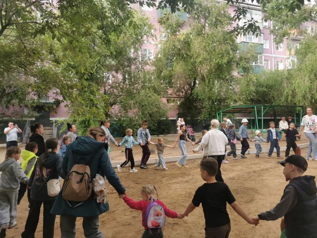 В рамках выигранного гранта "Чита - город патриотов" конкурса "Единый двор - единая страна" ТОС «Северный» проводит серию патриотических праздников двора В рамках выигранного гранта "Чита - город патриотов" конкурса "Единый двор - единая страна" ТОС «Северный» проводит серию патриотических праздников двора