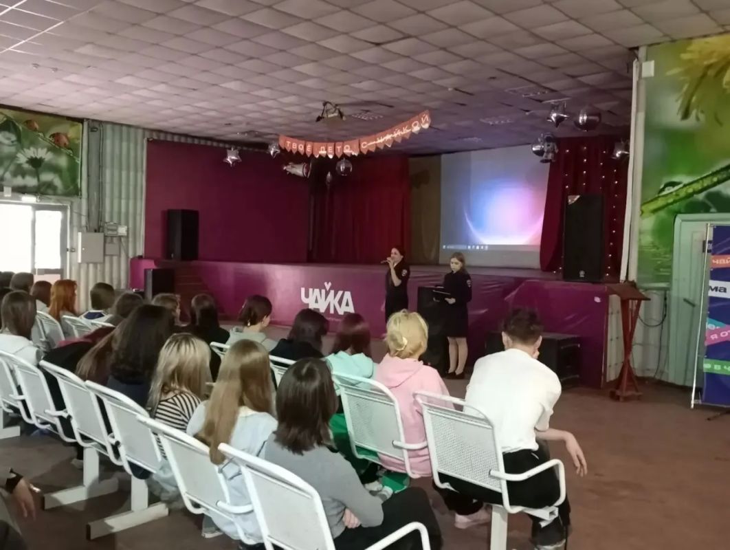 Безопасные каникулы: полицейские и общественники провели открытый урок в лагере «Чайка» Безопасные каникулы: полицейские и общественники провели открытый урок в лагере «Чайка»