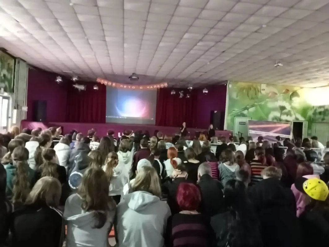 Безопасные каникулы: полицейские и общественники провели открытый урок в лагере «Чайка» Безопасные каникулы: полицейские и общественники провели открытый урок в лагере «Чайка»