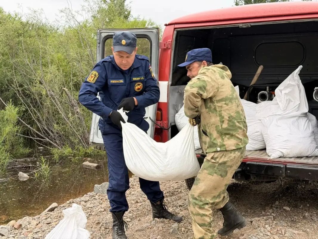 В ДНТ «Шишкино-Остров» укрепили защитную насыпь для предотвращения подтопления В связи с продолжительными осадками и повышением уровня воды в реке Чите специалисты усилили четыре участка, где существует вероятность прохода... В ДНТ «Шишкино-Остров» укрепили защитную насыпь для предотвращения подтопления В связи с продолжительными осадками и повышением уровня воды в реке Чите специалисты усилили четыре участка, где существует вероятность прохода...