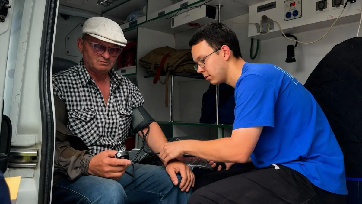 Сотрудники Госавтоинспекции и медики проверили здоровье у водителей большегрузного транспорта Сотрудники Госавтоинспекции и медики проверили здоровье у водителей большегрузного транспорта