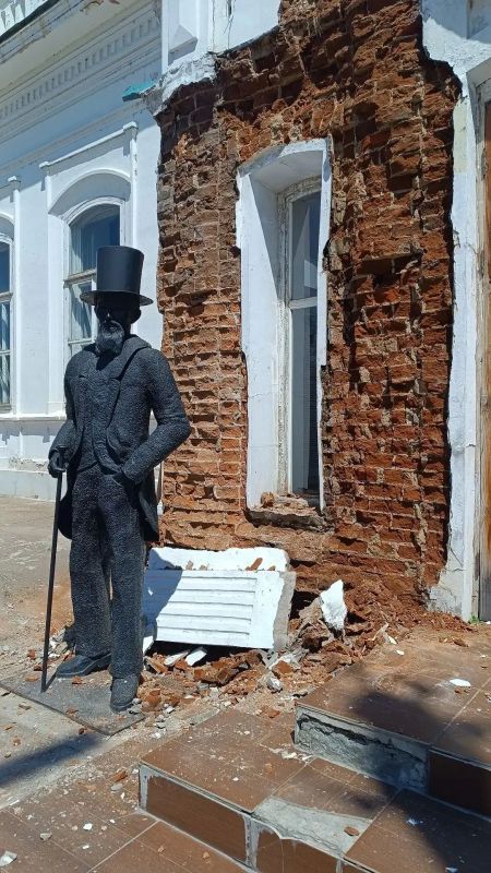 Слой штукатурки обвалился со стены реконструированной в 2003 году пристройки дома купца Михаила Бутина из-за обильных дождей Слой штукатурки обвалился со стены реконструированной в 2003 году пристройки дома купца Михаила Бутина из-за обильных дождей