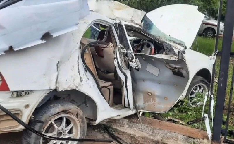 Женщина на Toyota Corolla влетела в дерево и забор в Шерловой Горе