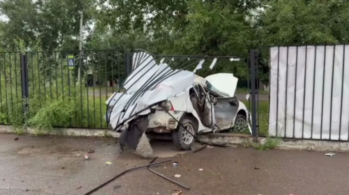 Легковушка влетела в дерево и забор — водитель скончалась от травм в Забайкальском крае, сообщили в местной Госавтоинспекции
