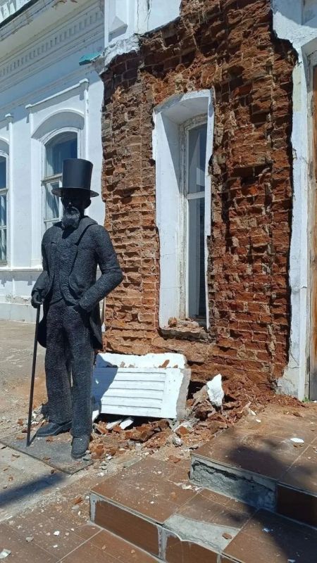 Дождь смыл штукатурку со стены пристройки музея в Нерчинске Дождь смыл штукатурку со стены пристройки музея в Нерчинске