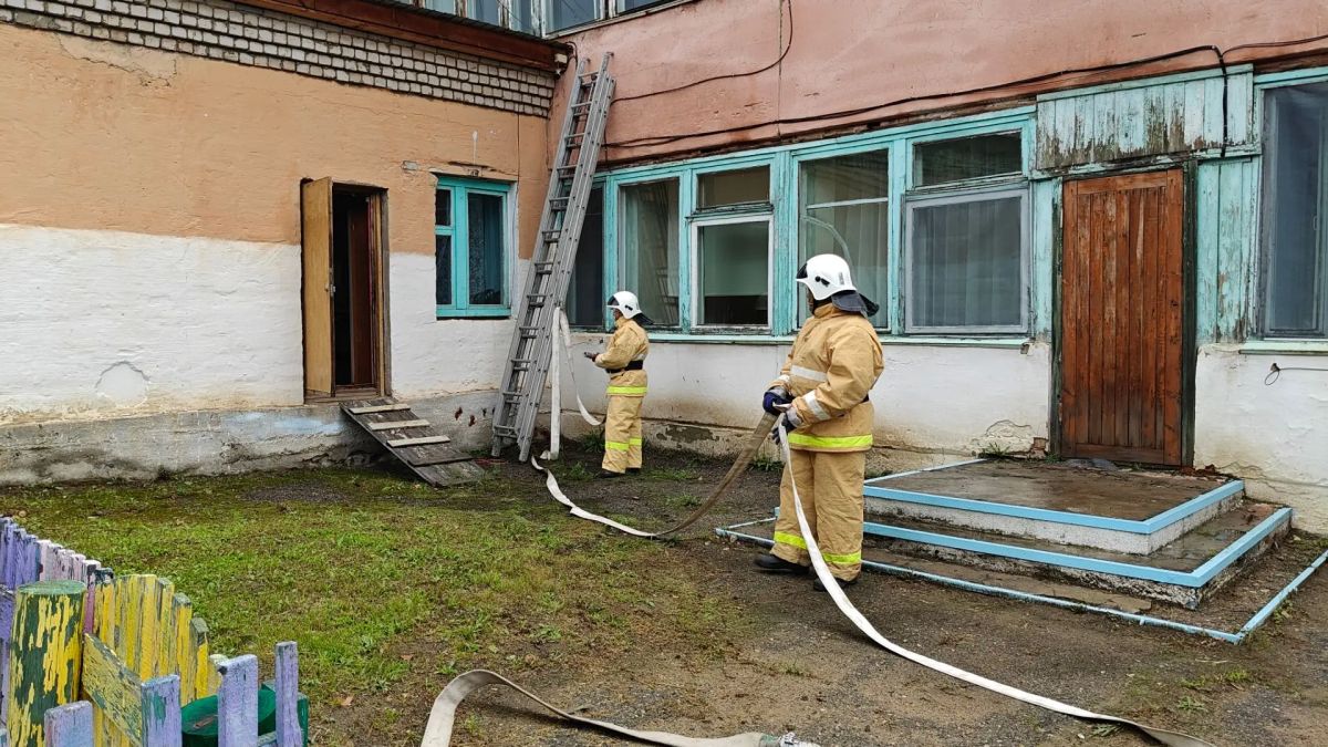 Пожарно-тренировочные учения прошли на базе детского сада «Василек» поселка Новокручининский Пожарно-тренировочные учения прошли на базе детского сада «Василек» поселка Новокручининский