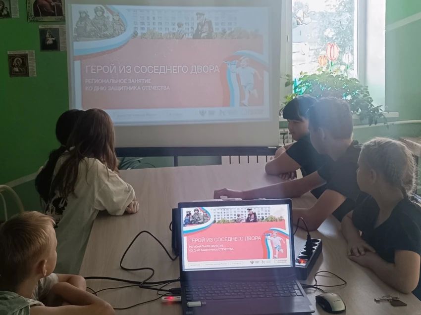 В Нерчинском социально-реабилитационном центре для несовершеннолетних «Гарант» состоялось занятие? посвящённое теме «Герой из соседнего двора»
