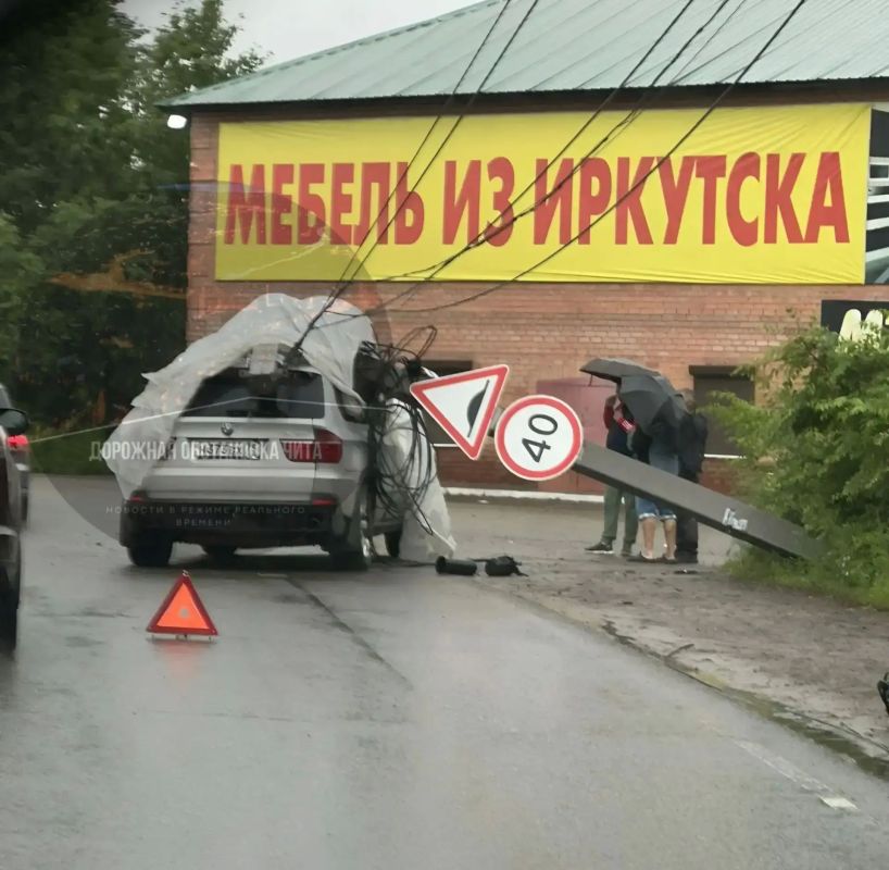 Задетый грузовиком столб рухнул на BMW в Чите
