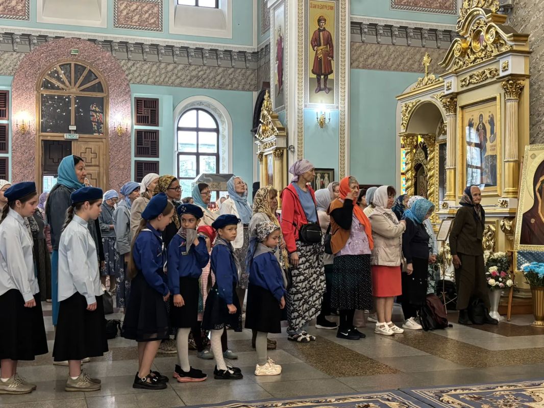 Православные забайкальцы празднуют престольный праздник Казанского кафедрального собора в Чите, посвящённый Казанской иконе Божией Матери Православные забайкальцы празднуют престольный праздник Казанского кафедрального собора в Чите, посвящённый Казанской иконе Божией Матери