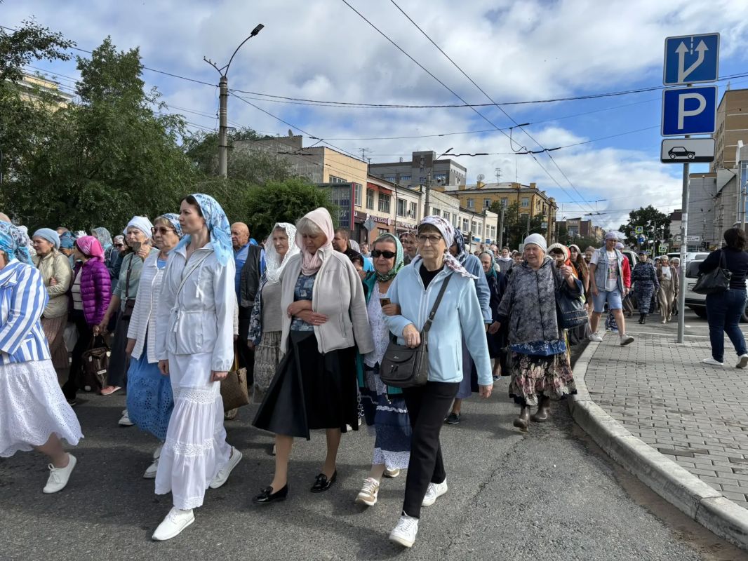 В Чите проходит крестный ход в честь Казанской иконы Божьей Матери и престольного праздника Казанского кафедрального собора В Чите проходит крестный ход в честь Казанской иконы Божьей Матери и престольного праздника Казанского кафедрального собора