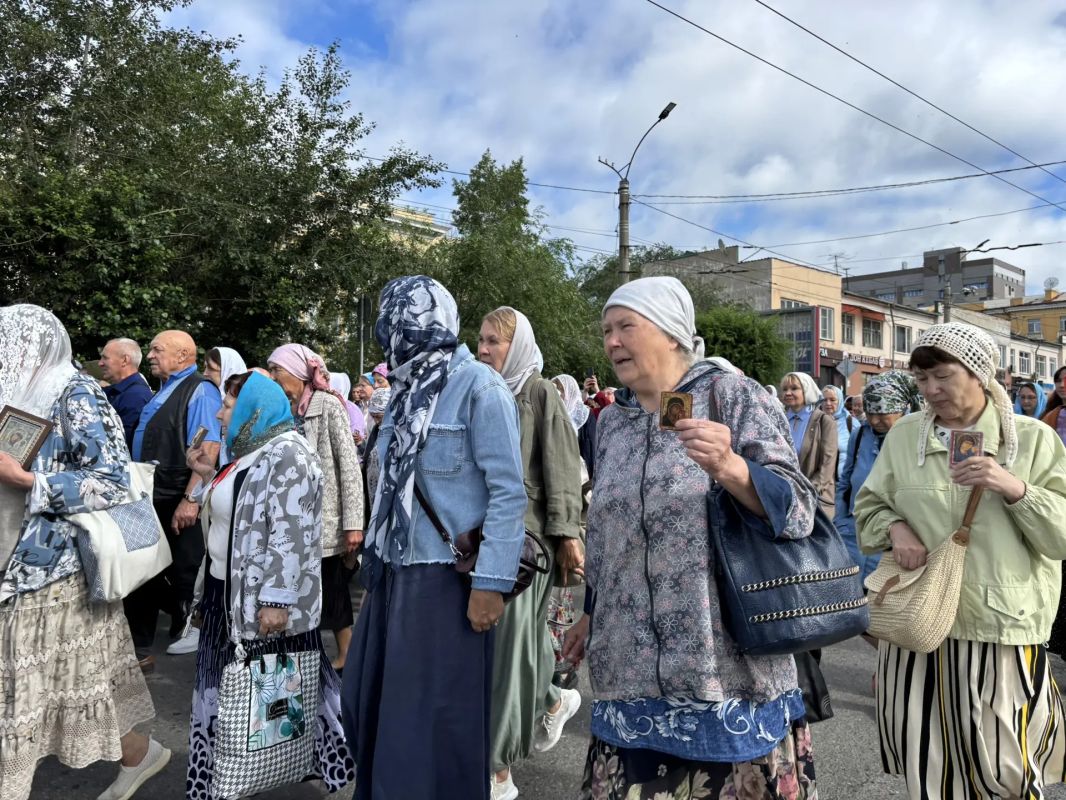 В Чите проходит крестный ход в честь Казанской иконы Божьей Матери и престольного праздника Казанского кафедрального собора В Чите проходит крестный ход в честь Казанской иконы Божьей Матери и престольного праздника Казанского кафедрального собора