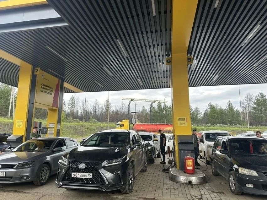 Водителям на двух АЗС в Чите помогают сотрудники Госветслужбы
