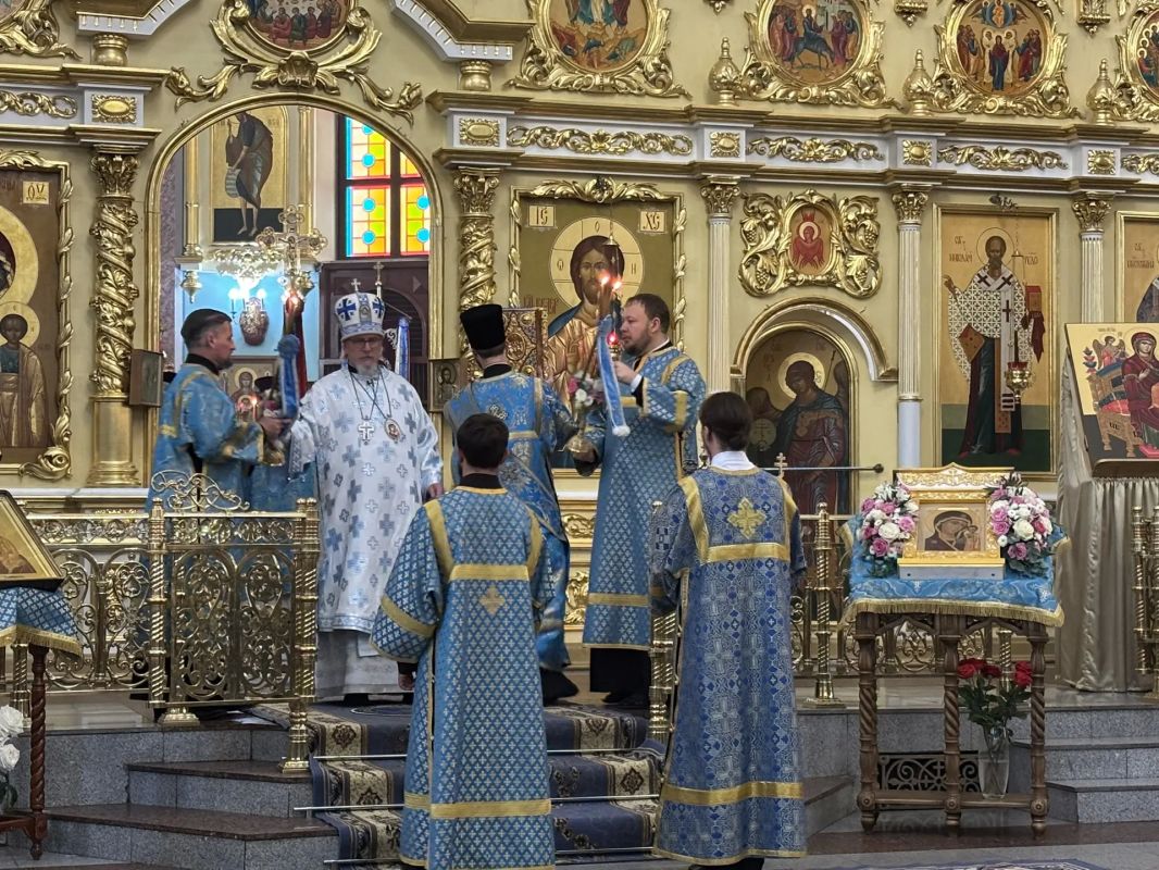 Православные забайкальцы празднуют престольный праздник Казанского кафедрального собора в Чите, посвящённый Казанской иконе Божией Матери Православные забайкальцы празднуют престольный праздник Казанского кафедрального собора в Чите, посвящённый Казанской иконе Божией Матери