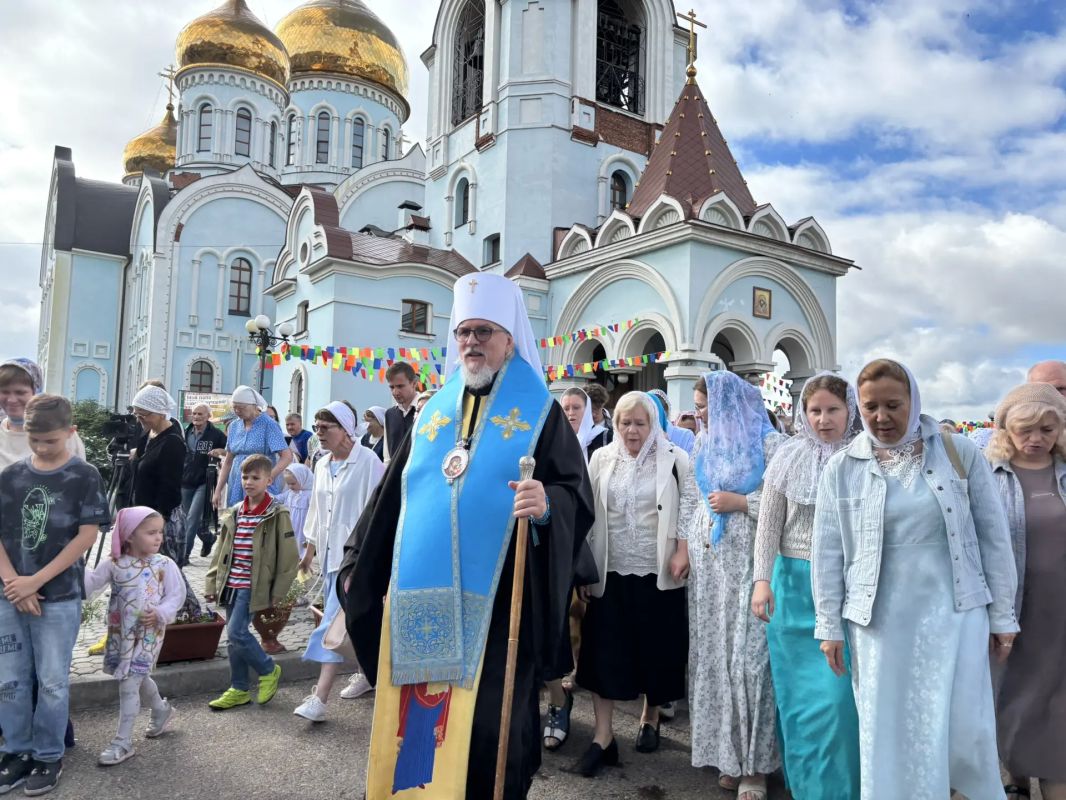 В Чите проходит крестный ход в честь Казанской иконы Божьей Матери и престольного праздника Казанского кафедрального собора В Чите проходит крестный ход в честь Казанской иконы Божьей Матери и престольного праздника Казанского кафедрального собора